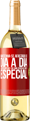 29,95 € Envio grátis | Vinho branco Edição WHITE Mantenha-se afastado do dia a dia. Aberto apenas em uma ocasião muito especial Etiqueta Vermelha. Etiqueta personalizável Vinho jovem Colheita 2023 Verdejo