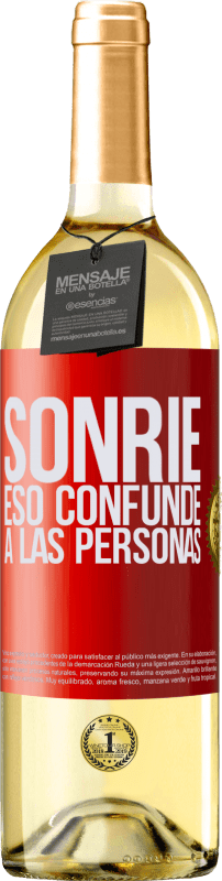 29,95 € Envío gratis | Vino Blanco Edición WHITE Sonríe, eso confunde a las personas Etiqueta Roja. Etiqueta personalizable Vino joven Cosecha 2024 Verdejo