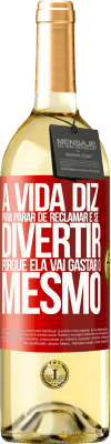 29,95 € Envio grátis | Vinho branco Edição WHITE A vida diz para parar de reclamar e se divertir, porque ela vai gastar o mesmo Etiqueta Vermelha. Etiqueta personalizável Vinho jovem Colheita 2024 Verdejo