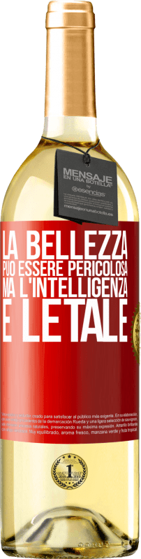 29,95 € Spedizione Gratuita | Vino bianco Edizione WHITE La bellezza può essere pericolosa, ma l'intelligenza è letale Etichetta Rossa. Etichetta personalizzabile Vino giovane Raccogliere 2024 Verdejo