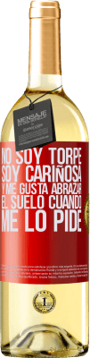 29,95 € Envío gratis | Vino Blanco Edición WHITE No soy torpe, soy cariñosa, y me gusta abrazar el suelo cuando me lo pide Etiqueta Roja. Etiqueta personalizable Vino joven Cosecha 2025 Verdejo