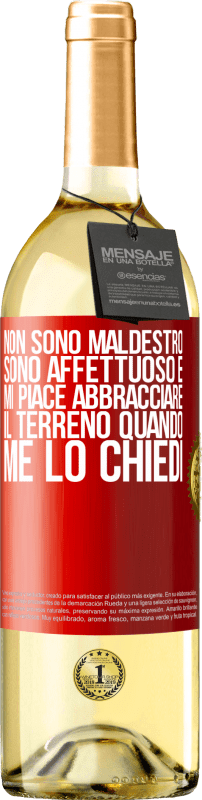 29,95 € Spedizione Gratuita | Vino bianco Edizione WHITE Non sono maldestro, sono affettuoso e mi piace abbracciare il terreno quando me lo chiedi Etichetta Rossa. Etichetta personalizzabile Vino giovane Raccogliere 2024 Verdejo