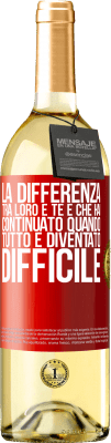 29,95 € Spedizione Gratuita | Vino bianco Edizione WHITE La differenza tra loro e te è che hai continuato quando tutto è diventato difficile Etichetta Rossa. Etichetta personalizzabile Vino giovane Raccogliere 2025 Verdejo