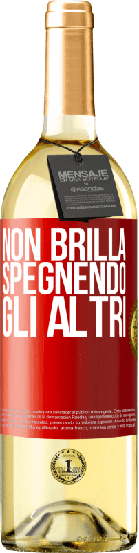 29,95 € Spedizione Gratuita | Vino bianco Edizione WHITE Non brilla spegnendo gli altri Etichetta Rossa. Etichetta personalizzabile Vino giovane Raccogliere 2024 Verdejo