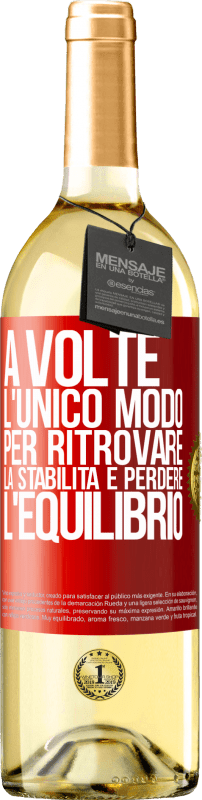 29,95 € Spedizione Gratuita | Vino bianco Edizione WHITE A volte, l'unico modo per ritrovare la stabilità è perdere l'equilibrio Etichetta Rossa. Etichetta personalizzabile Vino giovane Raccogliere 2024 Verdejo