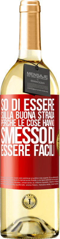 29,95 € Spedizione Gratuita | Vino bianco Edizione WHITE So di essere sulla buona strada perché le cose hanno smesso di essere facili Etichetta Rossa. Etichetta personalizzabile Vino giovane Raccogliere 2024 Verdejo