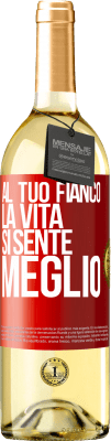 29,95 € Spedizione Gratuita | Vino bianco Edizione WHITE Al tuo fianco la vita si sente meglio Etichetta Rossa. Etichetta personalizzabile Vino giovane Raccogliere 2023 Verdejo