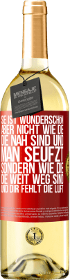 29,95 € Kostenloser Versand | Weißwein WHITE Ausgabe Sie ist wunderschön. Aber nicht wie die, die nah sind und man seufzt. Sondern wie die, die weit weg sind und dir fehlt die Luft Rote Markierung. Anpassbares Etikett Junger Wein Ernte 2023 Verdejo