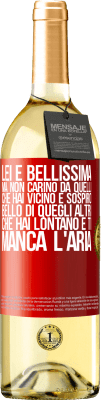 29,95 € Spedizione Gratuita | Vino bianco Edizione WHITE Lei è bellissima Ma non carino da quelli che hai vicino e sospiro. Bello di quegli altri, che hai lontano e ti manca l'aria Etichetta Rossa. Etichetta personalizzabile Vino giovane Raccogliere 2024 Verdejo