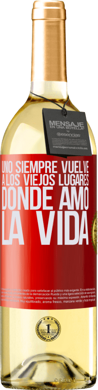 29,95 € Envío gratis | Vino Blanco Edición WHITE Uno siempre vuelve a los viejos lugares donde amó la vida Etiqueta Roja. Etiqueta personalizable Vino joven Cosecha 2024 Verdejo