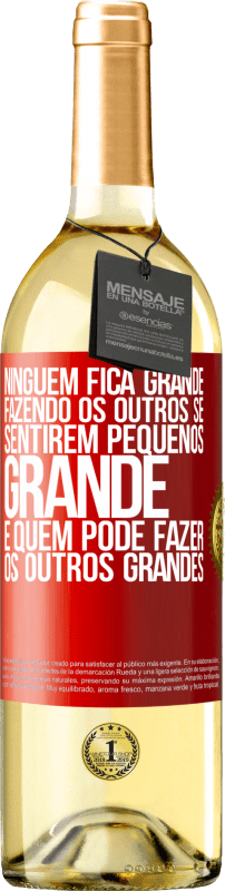 29,95 € Envio grátis | Vinho branco Edição WHITE Ninguém fica grande fazendo os outros se sentirem pequenos. Grande é quem pode fazer os outros grandes Etiqueta Vermelha. Etiqueta personalizável Vinho jovem Colheita 2024 Verdejo