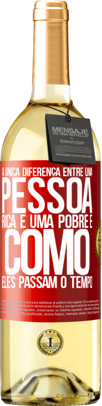 29,95 € Envio grátis | Vinho branco Edição WHITE A única diferença entre uma pessoa rica e uma pobre é como eles passam o tempo Etiqueta Vermelha. Etiqueta personalizável Vinho jovem Colheita 2024 Verdejo