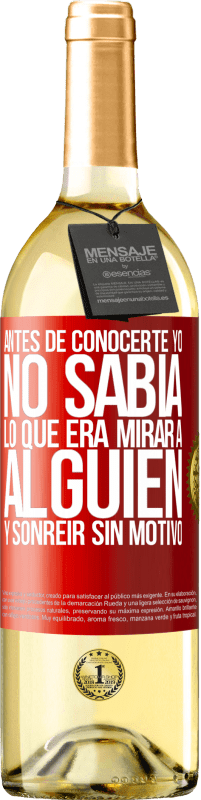 29,95 € Envío gratis | Vino Blanco Edición WHITE Antes de conocerte, yo no sabía lo que era mirar a alguien y sonreir sin motivo Etiqueta Roja. Etiqueta personalizable Vino joven Cosecha 2024 Verdejo