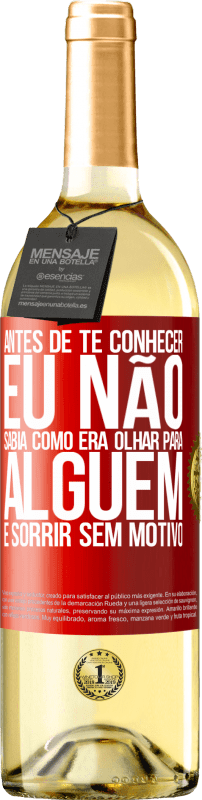 29,95 € Envio grátis | Vinho branco Edição WHITE Antes de te conhecer, eu não sabia como era olhar para alguém e sorrir sem motivo Etiqueta Vermelha. Etiqueta personalizável Vinho jovem Colheita 2024 Verdejo