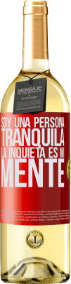 29,95 € Envío gratis | Vino Blanco Edición WHITE Soy una persona tranquila, la inquieta es mi mente Etiqueta Roja. Etiqueta personalizable Vino joven Cosecha 2024 Verdejo