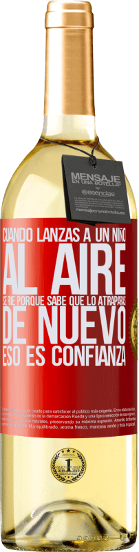 29,95 € Envío gratis | Vino Blanco Edición WHITE Cuando lanzas a un niño al aire, se ríe porque sabe que lo atraparás de nuevo. ESO ES CONFIANZA Etiqueta Roja. Etiqueta personalizable Vino joven Cosecha 2024 Verdejo