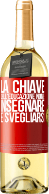 29,95 € Spedizione Gratuita | Vino bianco Edizione WHITE La chiave dell'educazione non è insegnare, è svegliarsi Etichetta Rossa. Etichetta personalizzabile Vino giovane Raccogliere 2024 Verdejo