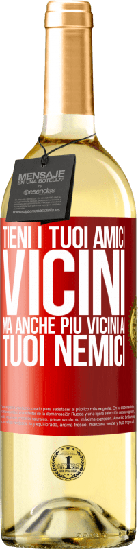 29,95 € Spedizione Gratuita | Vino bianco Edizione WHITE Tieni i tuoi amici vicini, ma anche più vicini ai tuoi nemici Etichetta Rossa. Etichetta personalizzabile Vino giovane Raccogliere 2025 Verdejo