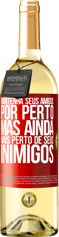 29,95 € Envio grátis | Vinho branco Edição WHITE Mantenha seus amigos por perto, mas ainda mais perto de seus inimigos Etiqueta Vermelha. Etiqueta personalizável Vinho jovem Colheita 2025 Verdejo