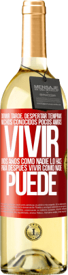 29,95 € Envío gratis | Vino Blanco Edición WHITE Dormir tarde, despertar temprano. Muchos conocidos, pocos amigos. Vivir unos años como nadie lo hace, para después vivir Etiqueta Roja. Etiqueta personalizable Vino joven Cosecha 2023 Verdejo