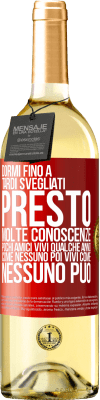 29,95 € Spedizione Gratuita | Vino bianco Edizione WHITE Dormi fino a tardi, svegliati presto. Molte conoscenze, pochi amici. Vivi qualche anno come nessuno, poi vivi come nessuno Etichetta Rossa. Etichetta personalizzabile Vino giovane Raccogliere 2024 Verdejo