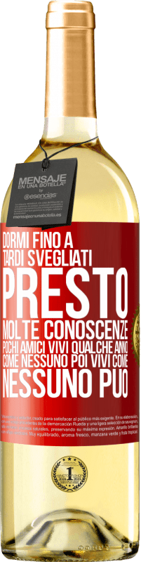 29,95 € Spedizione Gratuita | Vino bianco Edizione WHITE Dormi fino a tardi, svegliati presto. Molte conoscenze, pochi amici. Vivi qualche anno come nessuno, poi vivi come nessuno Etichetta Rossa. Etichetta personalizzabile Vino giovane Raccogliere 2024 Verdejo