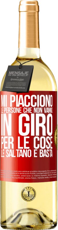 29,95 € Spedizione Gratuita | Vino bianco Edizione WHITE Mi piacciono le persone che non vanno in giro per le cose, le saltano e basta Etichetta Rossa. Etichetta personalizzabile Vino giovane Raccogliere 2024 Verdejo