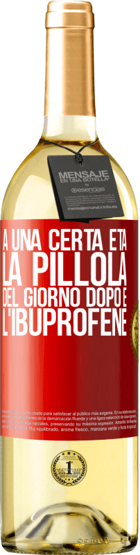 29,95 € Spedizione Gratuita | Vino bianco Edizione WHITE A una certa età, la pillola del giorno dopo è l'ibuprofene Etichetta Rossa. Etichetta personalizzabile Vino giovane Raccogliere 2024 Verdejo