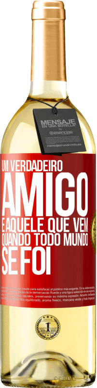 29,95 € Envio grátis | Vinho branco Edição WHITE Um verdadeiro amigo é aquele que vem quando todo mundo se foi Etiqueta Vermelha. Etiqueta personalizável Vinho jovem Colheita 2024 Verdejo