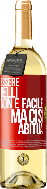 29,95 € Spedizione Gratuita | Vino bianco Edizione WHITE Essere belli non è facile, ma ci si abitua Etichetta Rossa. Etichetta personalizzabile Vino giovane Raccogliere 2024 Verdejo