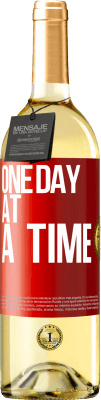 29,95 € Free Shipping | White Wine WHITE Edition One day at a time Red Label. Customizable label Young wine Harvest 2025 Verdejo