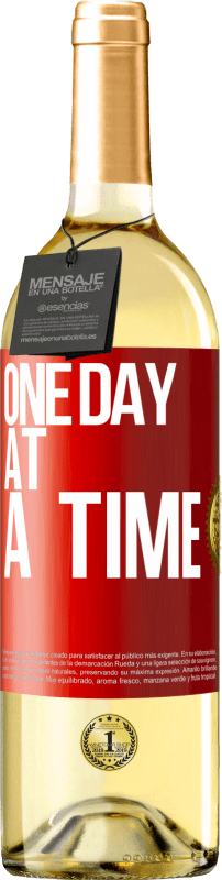 29,95 € Бесплатная доставка | Белое вино Издание WHITE Один день за раз Красная метка. Настраиваемая этикетка Молодое вино Урожай 2023 Verdejo