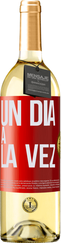29,95 € Envío gratis | Vino Blanco Edición WHITE Un día a la vez Etiqueta Roja. Etiqueta personalizable Vino joven Cosecha 2023 Verdejo