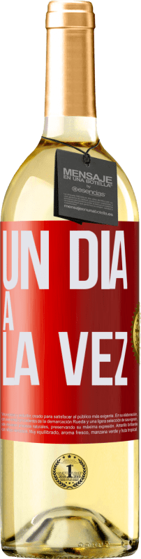 29,95 € Envío gratis | Vino Blanco Edición WHITE Un día a la vez Etiqueta Roja. Etiqueta personalizable Vino joven Cosecha 2024 Verdejo