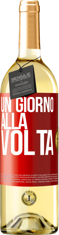 29,95 € Spedizione Gratuita | Vino bianco Edizione WHITE Un giorno alla volta Etichetta Rossa. Etichetta personalizzabile Vino giovane Raccogliere 2024 Verdejo