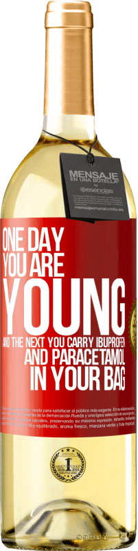 29,95 € 免费送货 | 白葡萄酒 WHITE版 有一天，您年轻，第二天，您将布洛芬和扑热息痛装在袋子中 红色标签. 可自定义的标签 青年酒 收成 2023 Verdejo