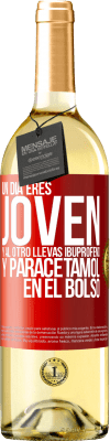 29,95 € Envío gratis | Vino Blanco Edición WHITE Un día eres joven y al otro llevas ibuprofeno y paracetamol en el bolso Etiqueta Roja. Etiqueta personalizable Vino joven Cosecha 2025 Verdejo