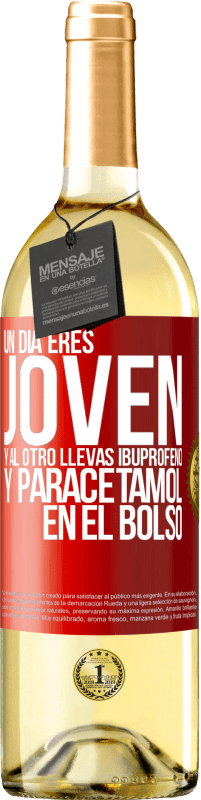 29,95 € Envío gratis | Vino Blanco Edición WHITE Un día eres joven y al otro llevas ibuprofeno y paracetamol en el bolso Etiqueta Roja. Etiqueta personalizable Vino joven Cosecha 2024 Verdejo