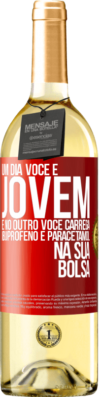 29,95 € Envio grátis | Vinho branco Edição WHITE Um dia você é jovem e no outro você carrega ibuprofeno e paracetamol na sua bolsa Etiqueta Vermelha. Etiqueta personalizável Vinho jovem Colheita 2024 Verdejo