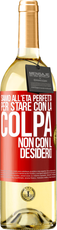 29,95 € Spedizione Gratuita | Vino bianco Edizione WHITE Siamo all'età perfetta, per stare con la colpa, non con il desiderio Etichetta Rossa. Etichetta personalizzabile Vino giovane Raccogliere 2024 Verdejo