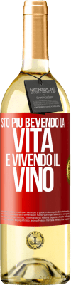 29,95 € Spedizione Gratuita | Vino bianco Edizione WHITE Sto più bevendo la vita e vivendo il vino Etichetta Rossa. Etichetta personalizzabile Vino giovane Raccogliere 2023 Verdejo