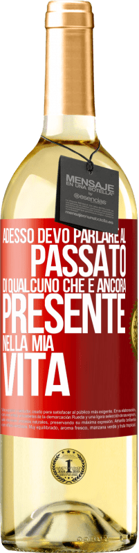 29,95 € Spedizione Gratuita | Vino bianco Edizione WHITE Adesso devo parlare al passato di qualcuno che è ancora presente nella mia vita Etichetta Rossa. Etichetta personalizzabile Vino giovane Raccogliere 2023 Verdejo