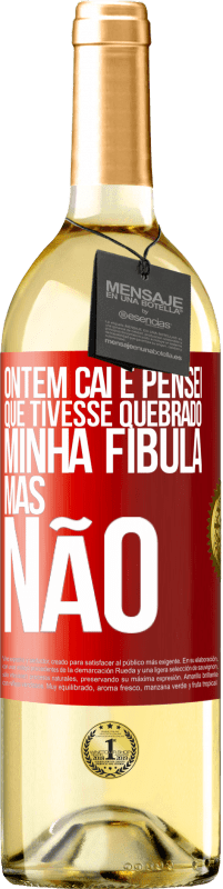 29,95 € Envio grátis | Vinho branco Edição WHITE Ontem caí e pensei que tivesse quebrado minha fíbula. Mas não Etiqueta Vermelha. Etiqueta personalizável Vinho jovem Colheita 2023 Verdejo