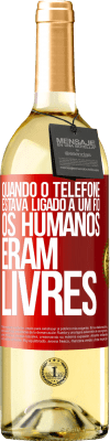 29,95 € Envio grátis | Vinho branco Edição WHITE Quando o telefone estava ligado a um fio, os humanos eram livres Etiqueta Vermelha. Etiqueta personalizável Vinho jovem Colheita 2024 Verdejo