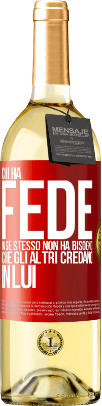 29,95 € Spedizione Gratuita | Vino bianco Edizione WHITE Chi ha fede in se stesso non ha bisogno che gli altri credano in lui Etichetta Rossa. Etichetta personalizzabile Vino giovane Raccogliere 2024 Verdejo