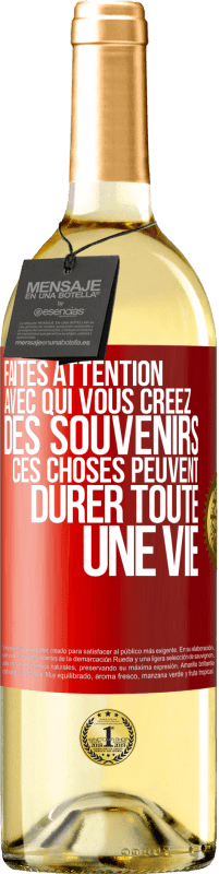 29,95 € Envoi gratuit | Vin blanc Édition WHITE Faites attention avec qui vous créez des souvenirs. Ces choses peuvent durer toute une vie Étiquette Rouge. Étiquette personnalisable Vin jeune Récolte 2024 Verdejo