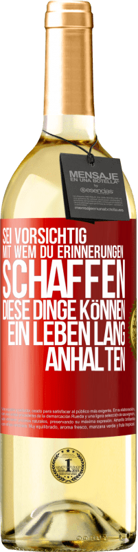 29,95 € Kostenloser Versand | Weißwein WHITE Ausgabe Sei vorsichtig, mit wem du Erinnerungen schaffen. Diese Dinge können ein Leben lang anhalten Rote Markierung. Anpassbares Etikett Junger Wein Ernte 2023 Verdejo