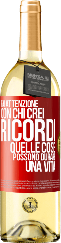 29,95 € Spedizione Gratuita | Vino bianco Edizione WHITE Fai attenzione con chi crei ricordi. Quelle cose possono durare una vita Etichetta Rossa. Etichetta personalizzabile Vino giovane Raccogliere 2023 Verdejo