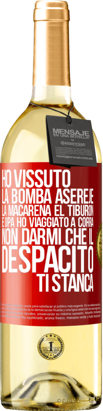 29,95 € Spedizione Gratuita | Vino bianco Edizione WHITE Ho vissuto La bomba, Aserejé, La Macarena, El Tiburon e Opá, ho viaggiato a corrá. Non darmi che il Despacito ti stanca Etichetta Rossa. Etichetta personalizzabile Vino giovane Raccogliere 2024 Verdejo