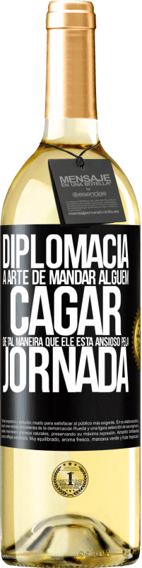 29,95 € Envio grátis | Vinho branco Edição WHITE Diplomacia A arte de mandar alguém cagar de tal maneira que ele está ansioso pela jornada Etiqueta Preta. Etiqueta personalizável Vinho jovem Colheita 2024 Verdejo